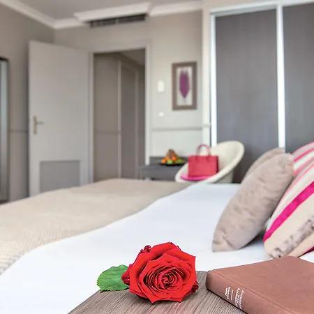 Le Royal Promenade Des Hotel