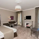 Le Royal Promenade Des Hotel 3*