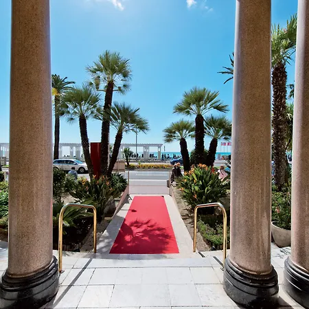 Le Royal Promenade Des Hotel